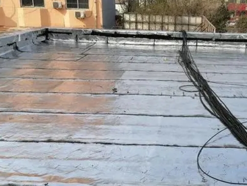 盘锦市卫生间漏水维修公司分享下盘锦市屋面楼顶防水刚性防水层施工要点。